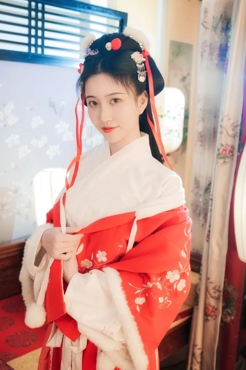 年年Nnian COS作品与海外名称 年年红白古风服装照片,室内场景造型