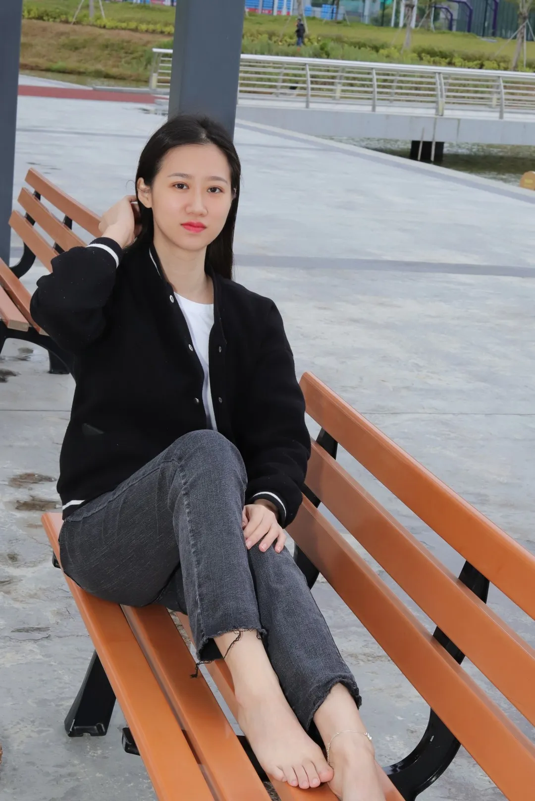 pary学生模拍海外名称与作品 pary学生模拍 cosplay与写真视觉 Pary学生模拍户外坐姿人像，黑色外套搭配长发造型