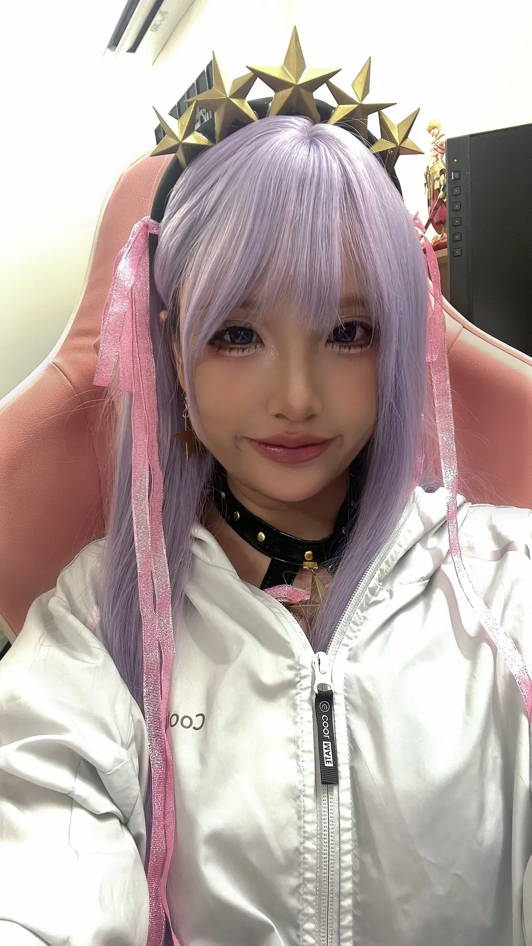 puypuychan 海外Coser puypuychan 浅紫色长发白色服装与星形头饰造型