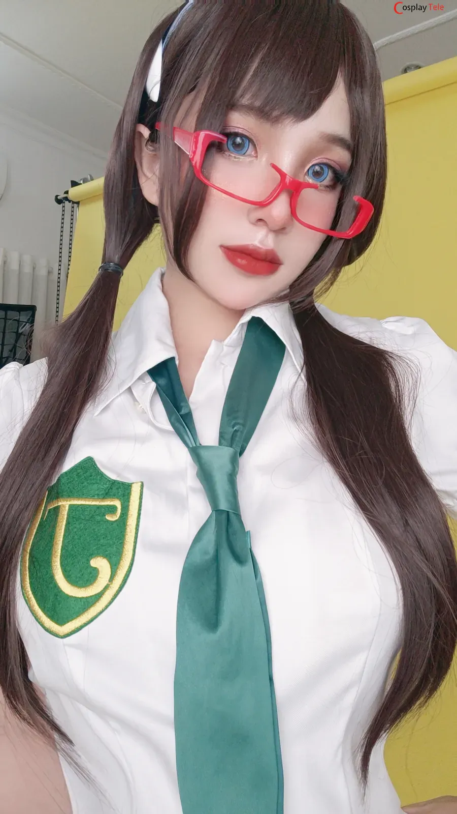 puypuychan 海外Coser puypuychan 红色眼镜制服风格近景照片