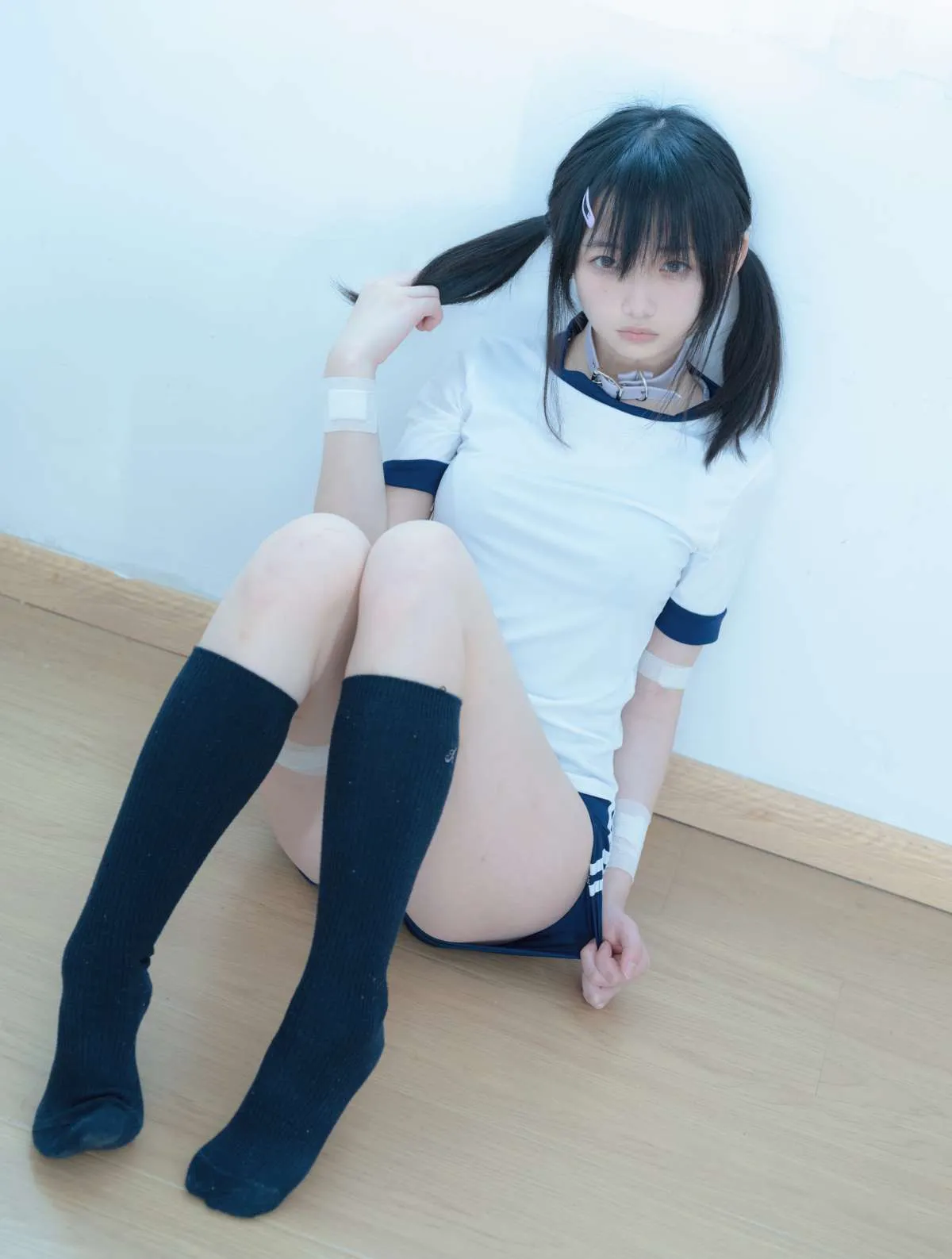 千澄 cosplay海外名称与作品整理 千澄角色风造型照片，展示白色服装和深色长袜搭配