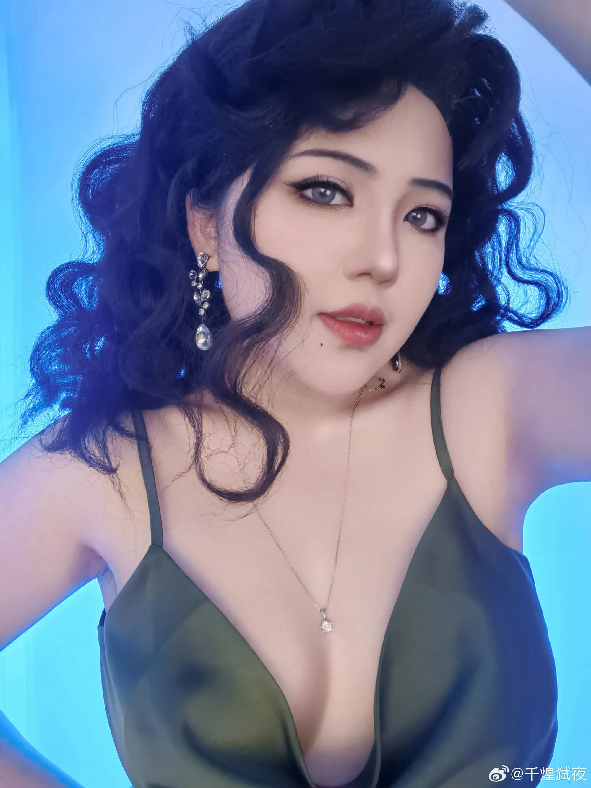 千煌弑夜海外名称与cosplay 千煌弑夜卷发妆面写真