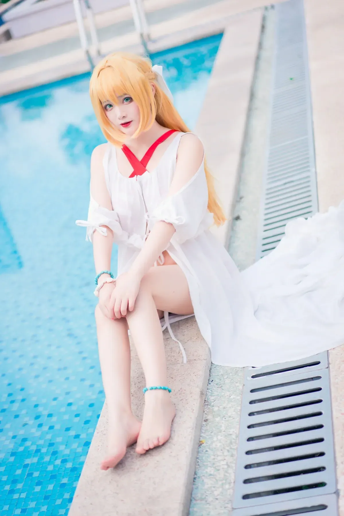 七海抹茶酱 cosplay海外名称识别与作品 七海抹茶酱浅色服装造型图片，金色发型搭配水池旁场景和明亮光线