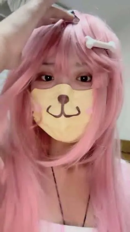 少萝没人爱跨语言名称与Coser 少萝没人爱粉色假发造型，面部装饰和近距离镜头表现
