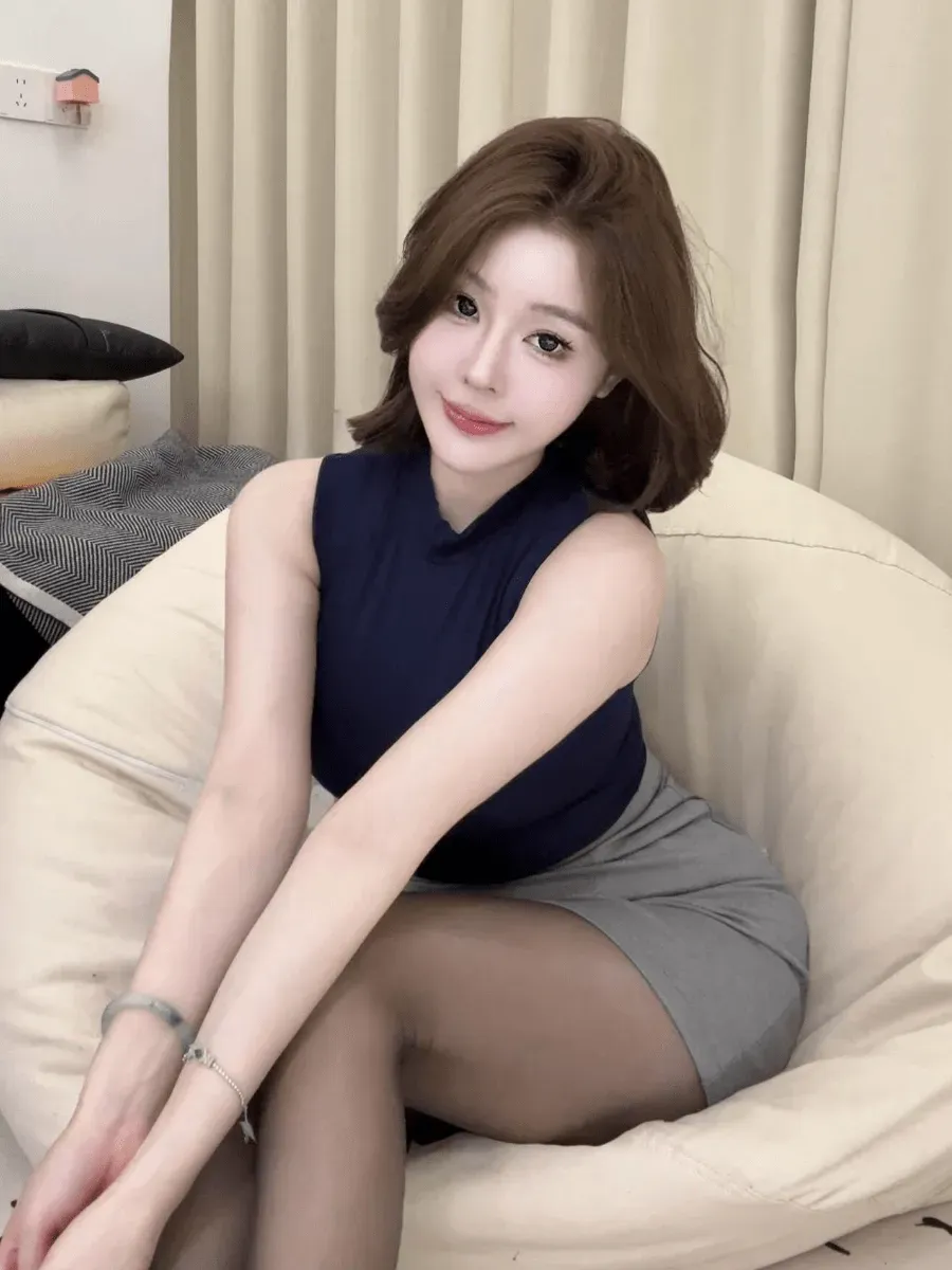 手什么葵海外名称与作品 手什么葵 cosplay与写真视觉导读 手什么葵室内沙发坐姿照片，人物靠近镜头展示服装与空间关系