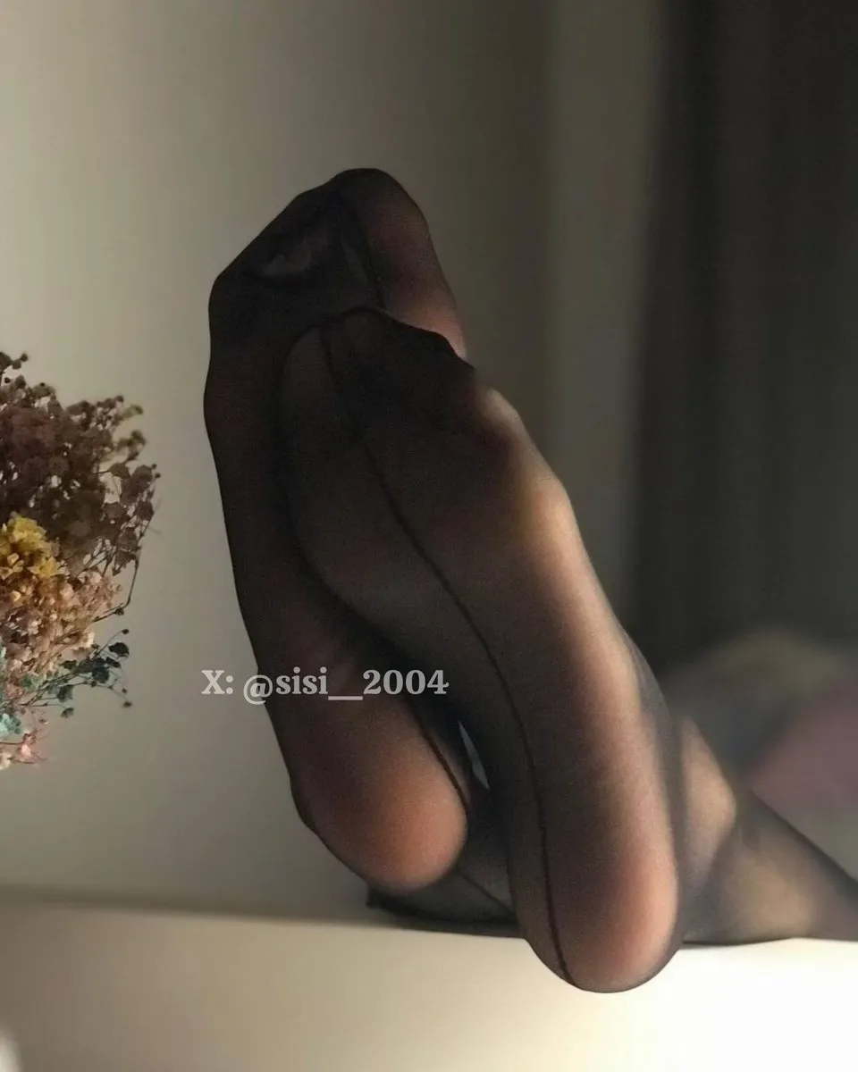 sisi_2024丝丝很暴躁海外 sisi_2024丝丝很暴躁深色服装与长发造型室内照片