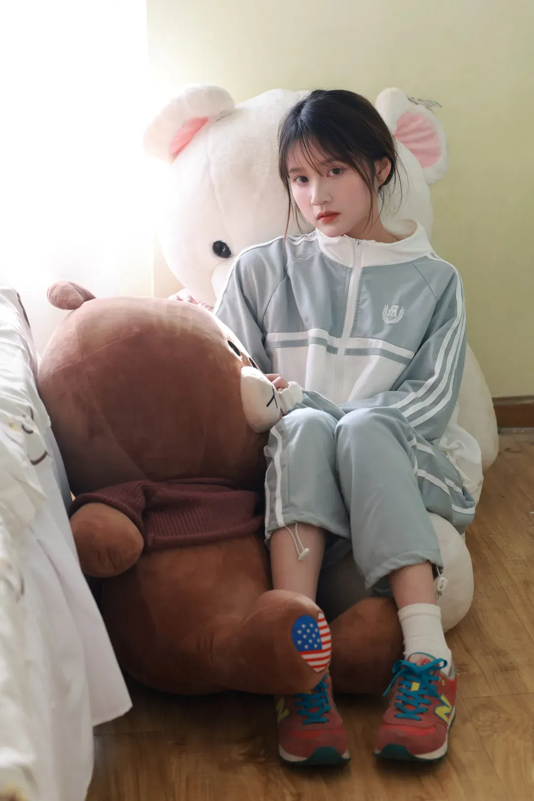 她们印象海外名称与作品 她们印象浅灰运动服长发造型室内照片