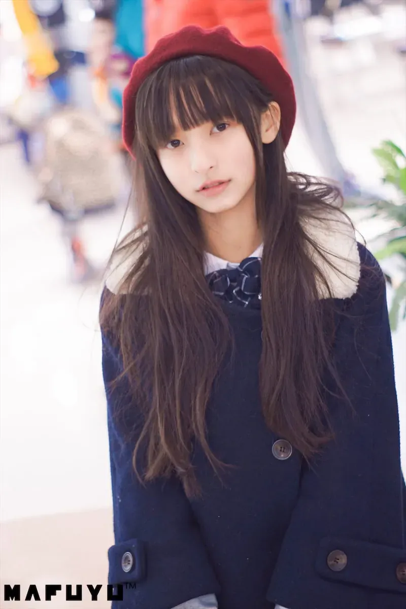 塔塔_Lo1iTa海外名称识别与Coser 塔塔_Lo1iTa佩戴红色帽饰的黑色服装造型照片