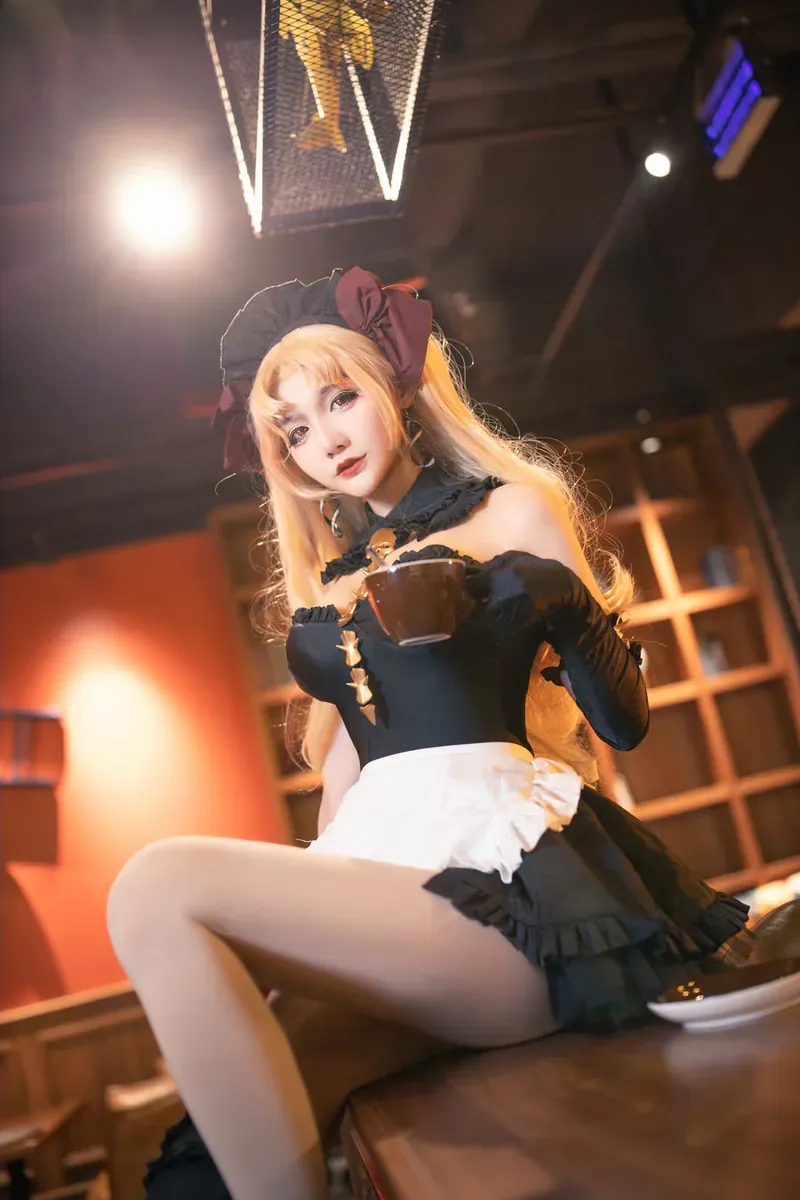 uki雨季海外Coser uki雨季黑色服装COS场景照片
