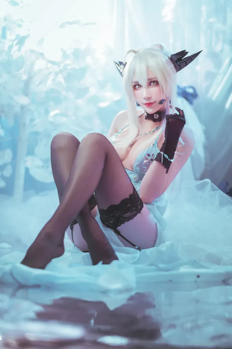 vams子 cosplay海外Coser vams子白发角色造型照片，白色长发、角色服装与冷色背景构成视觉效果