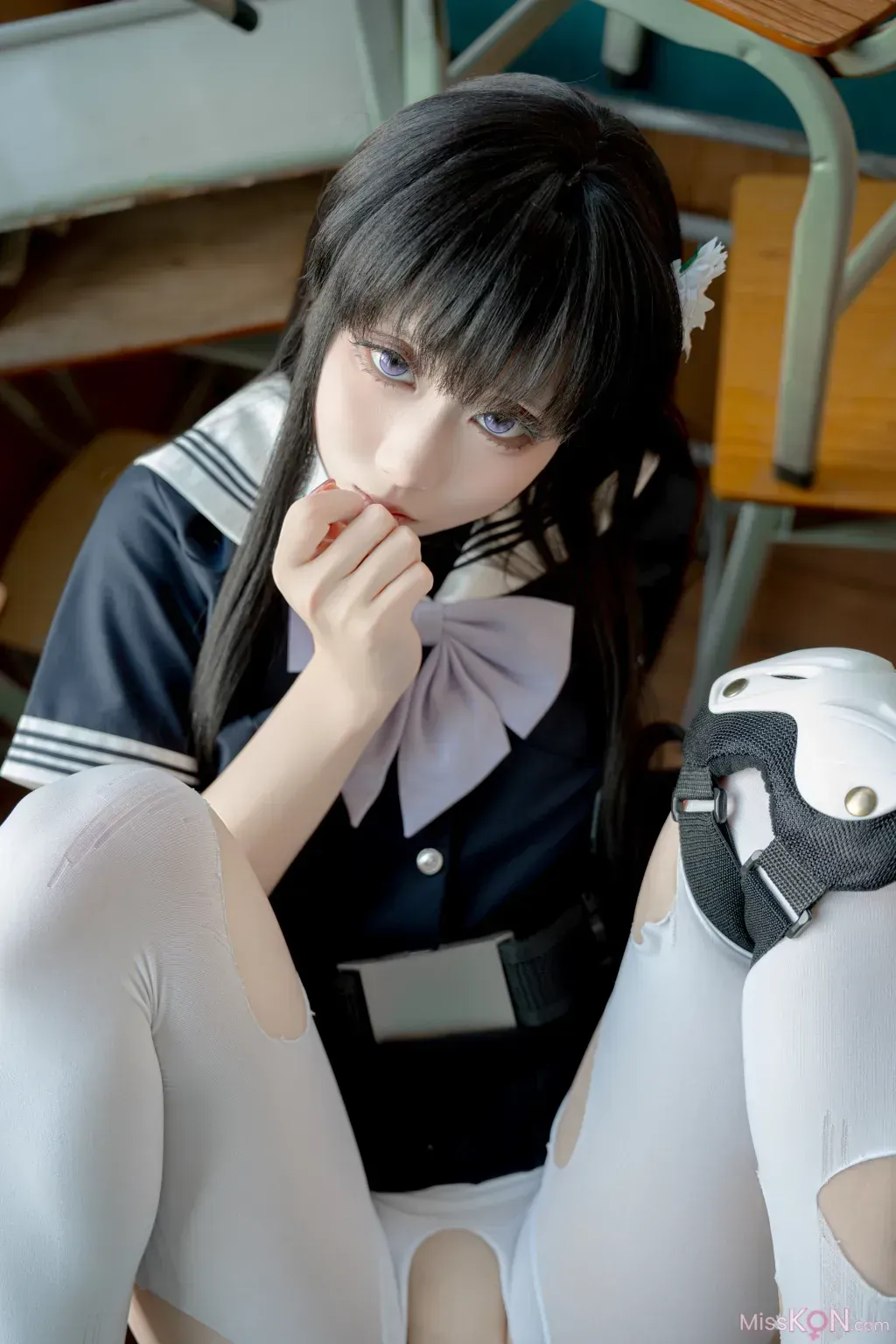 vams子 cosplay海外Coser 黑发角色造型照片，室内背景、明暗变化和整体色彩搭配