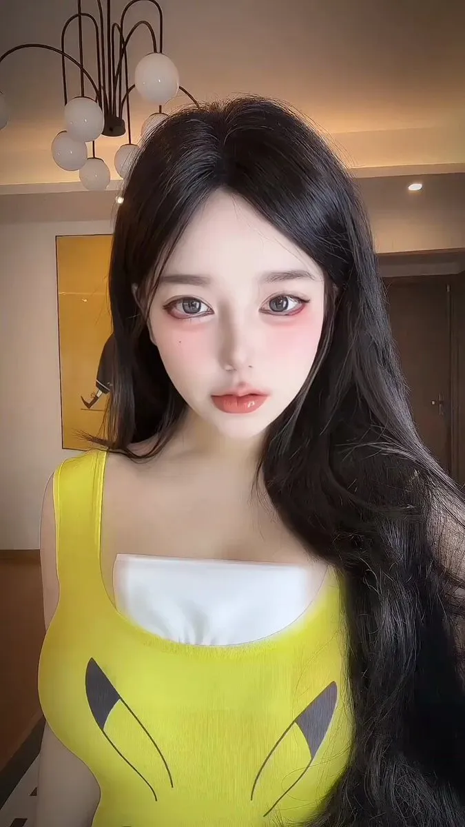 cncmeng欲梦海外Coser cncmeng欲梦明亮配色服装与室内场景照片