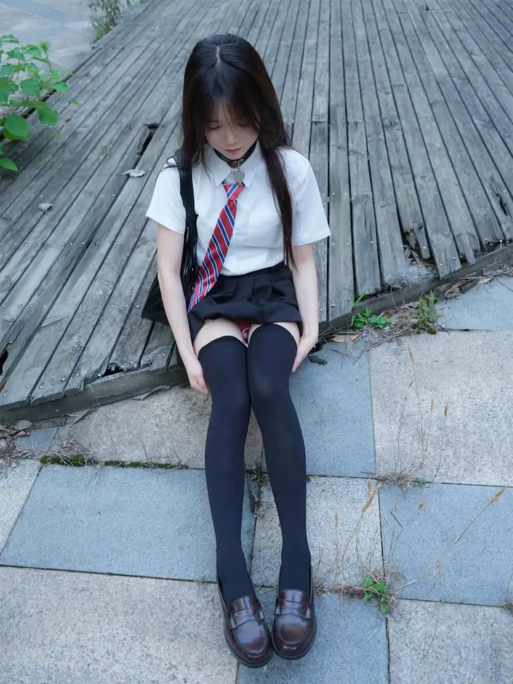 小恩海外名称与COS作品 小恩户外制服造型照片,白色衬衫与黑色裙装可见
