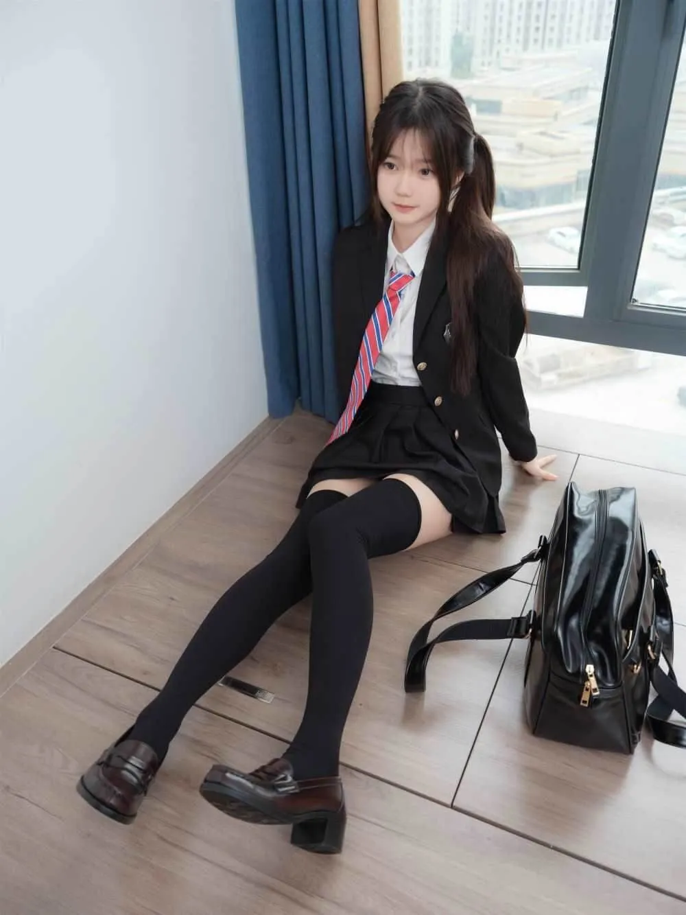 小恩海外名称与COS作品 小恩室内制服照片，黑色外套和坐姿构图可见