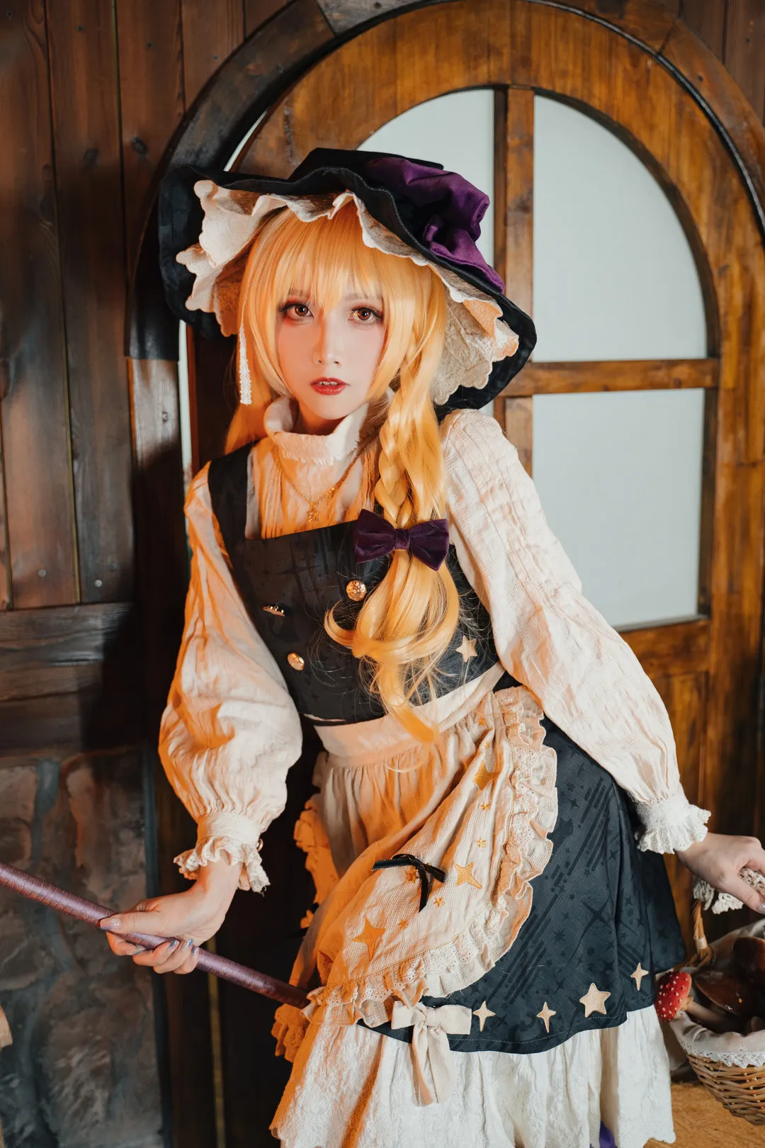 小和甜酒 cosplay 海外名称与作品 小和甜酒角色摄影图片，金色长发、黑色帽饰和浅色服装出现在暖色室内背景中，呈现幻想风格视觉效果