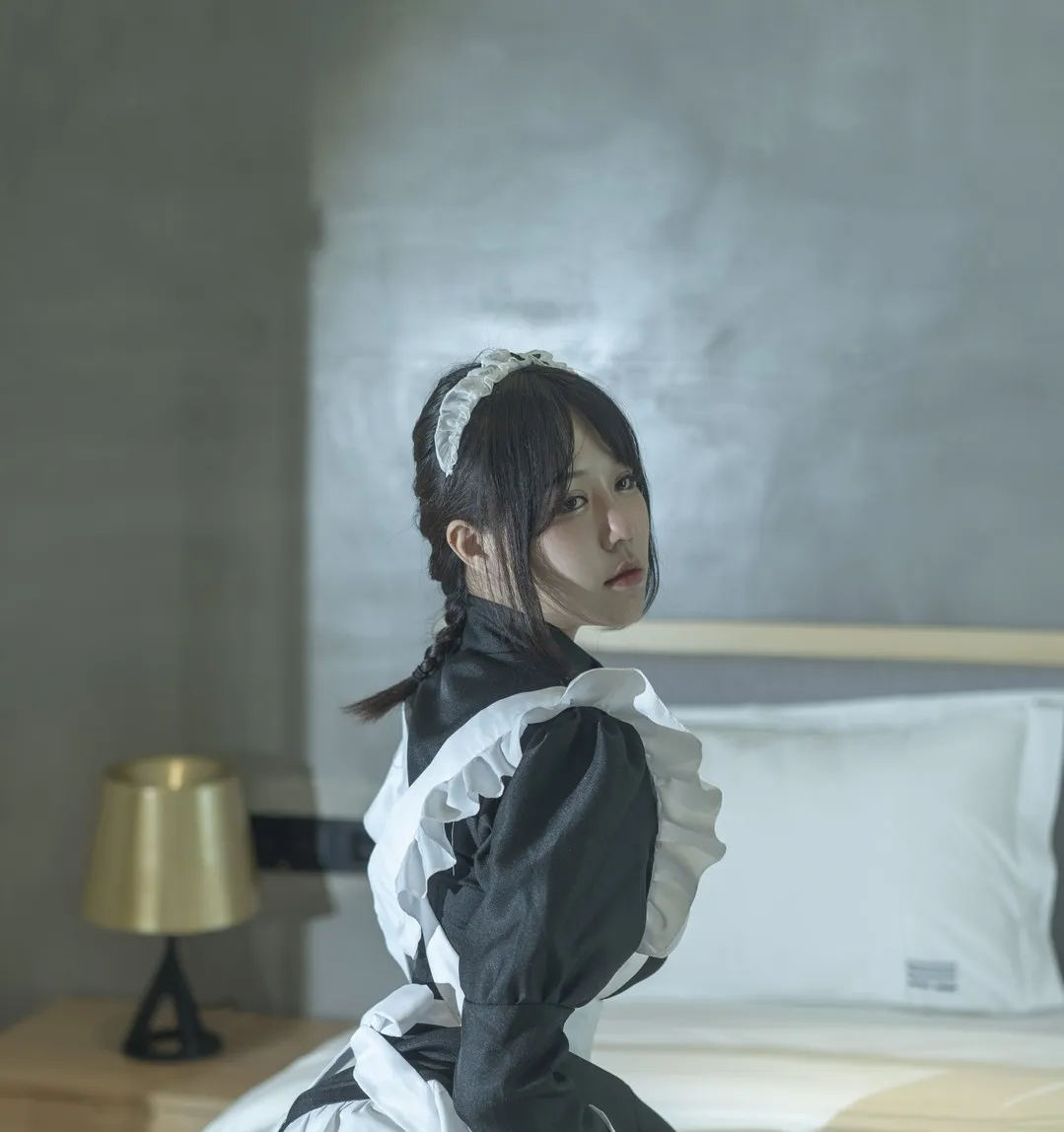 小何童鞋cosplay海外名称与作品方向 小何童鞋公开作品画面，展示背景元素、色彩关系、光线明暗和空间层次