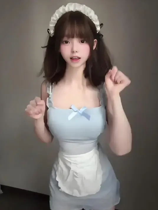 小马漫漫海外名称与Coser 小马漫漫浅色服装造型,白色头饰、长发刘海与室内镜头表现