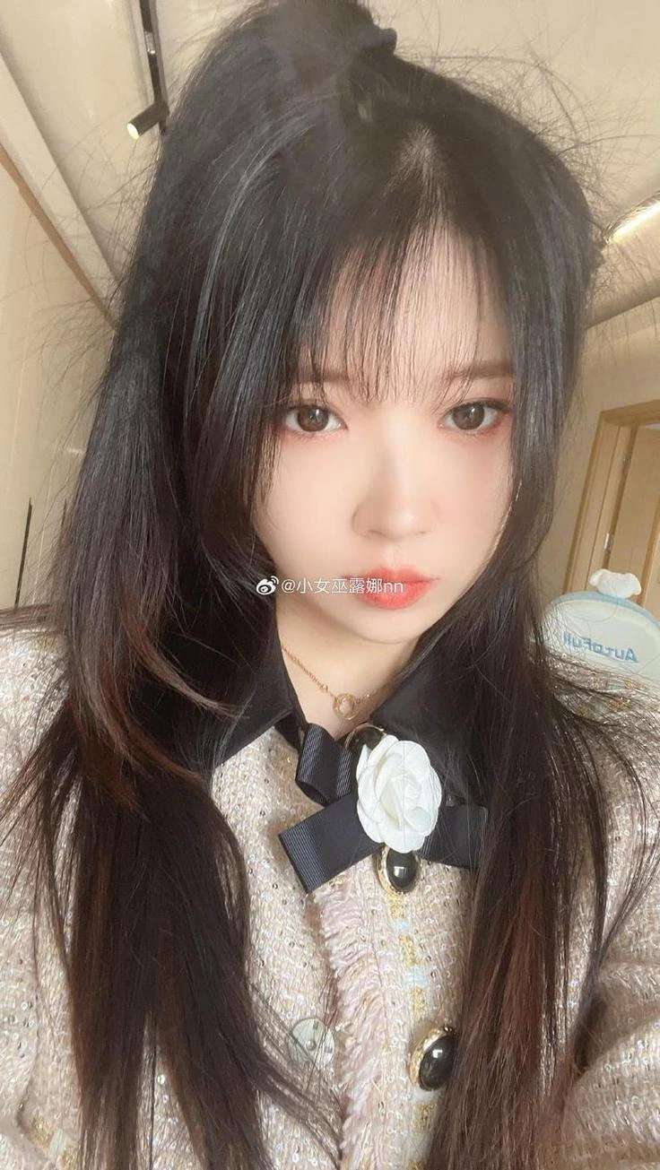 小女巫露娜海外名称与COS作品 小女巫露娜自拍照片，黑色长发和黑白配色服装清晰可见
