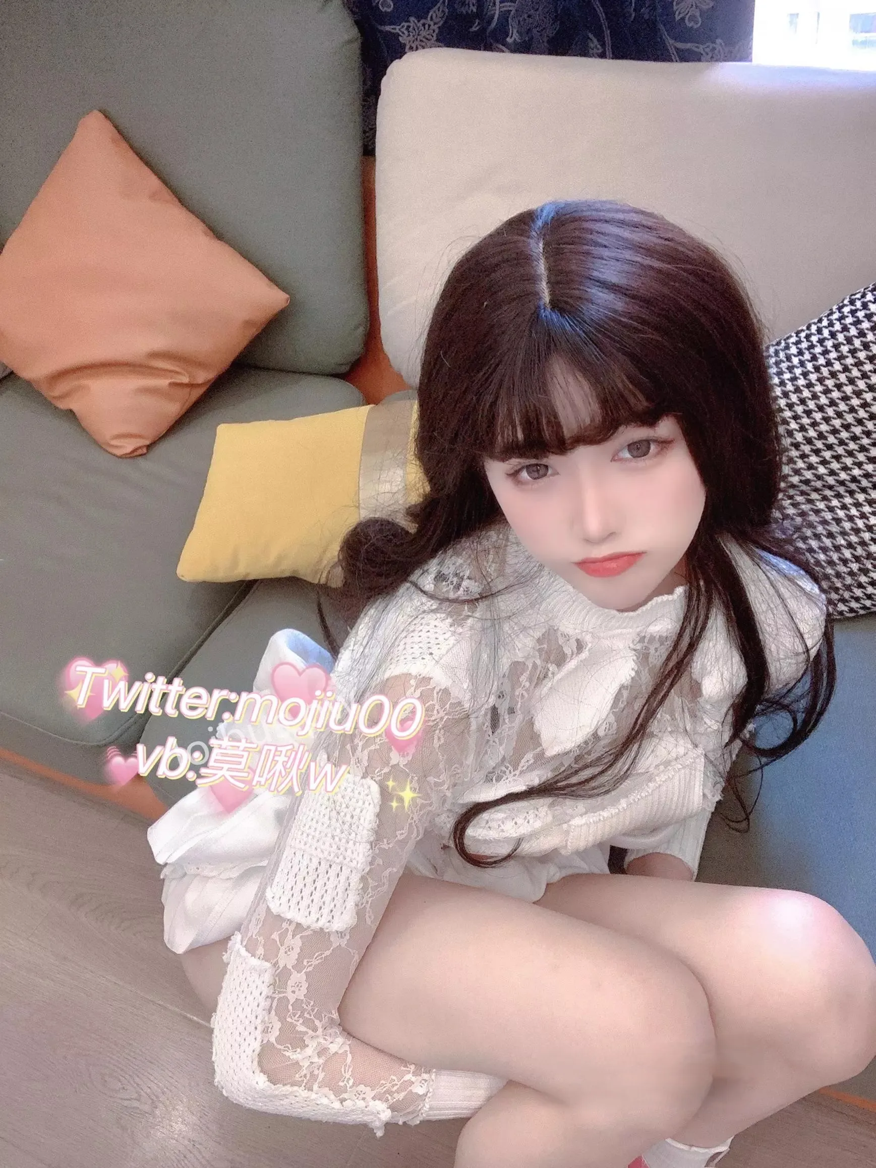小青茗 cosplay 海外名称与视觉作品整理 小青茗浅色服饰室内照片，近距离镜头角度展示人物姿态和空间关系