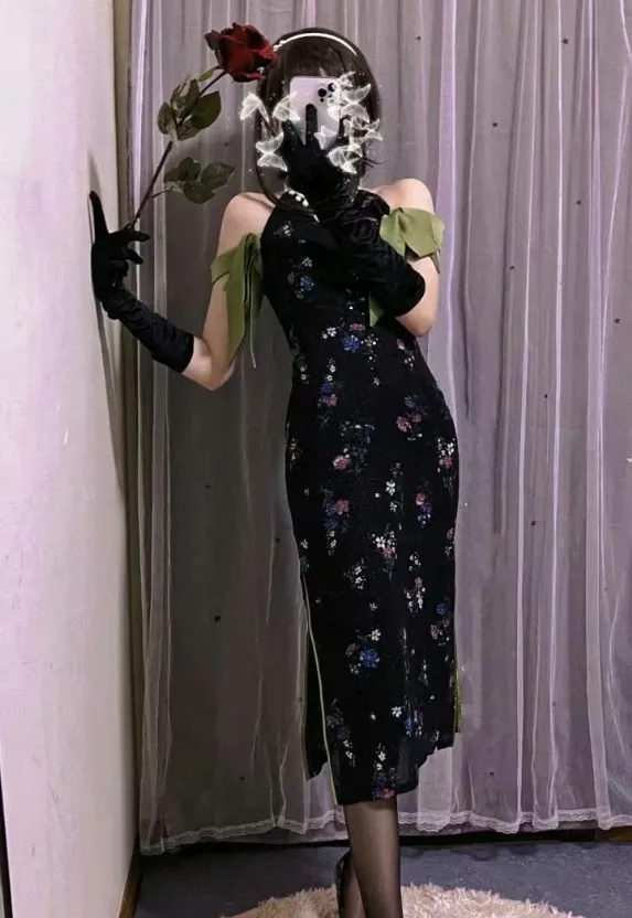 小青茗 cosplay 海外名称与视觉作品整理 小青茗暗色长裙造型图,花纹服装搭配室内背景和柔和光线