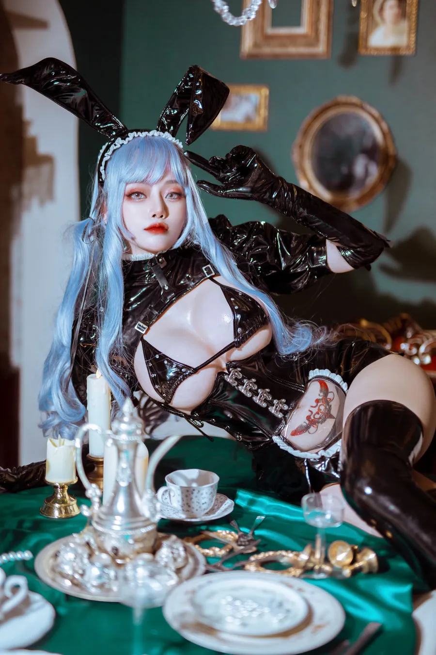 小泉学姐吖海外名称与作品 小泉学姐吖cosplay视觉 小泉学姐吖公开角色造型图片,展示蓝色假发、姿势、场景和镜头角度