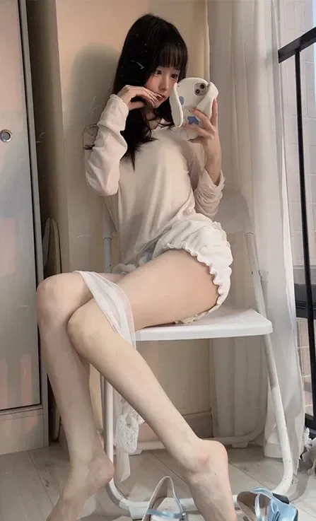 小甜酒子海外名称 小甜酒子浅色服装搭配室内背景的自拍照片