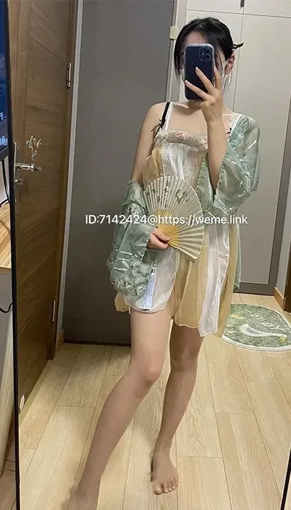 小团嫂海外名称与作品 小团嫂绿色服装镜面照片,展示姿态、手部动作和室内空间