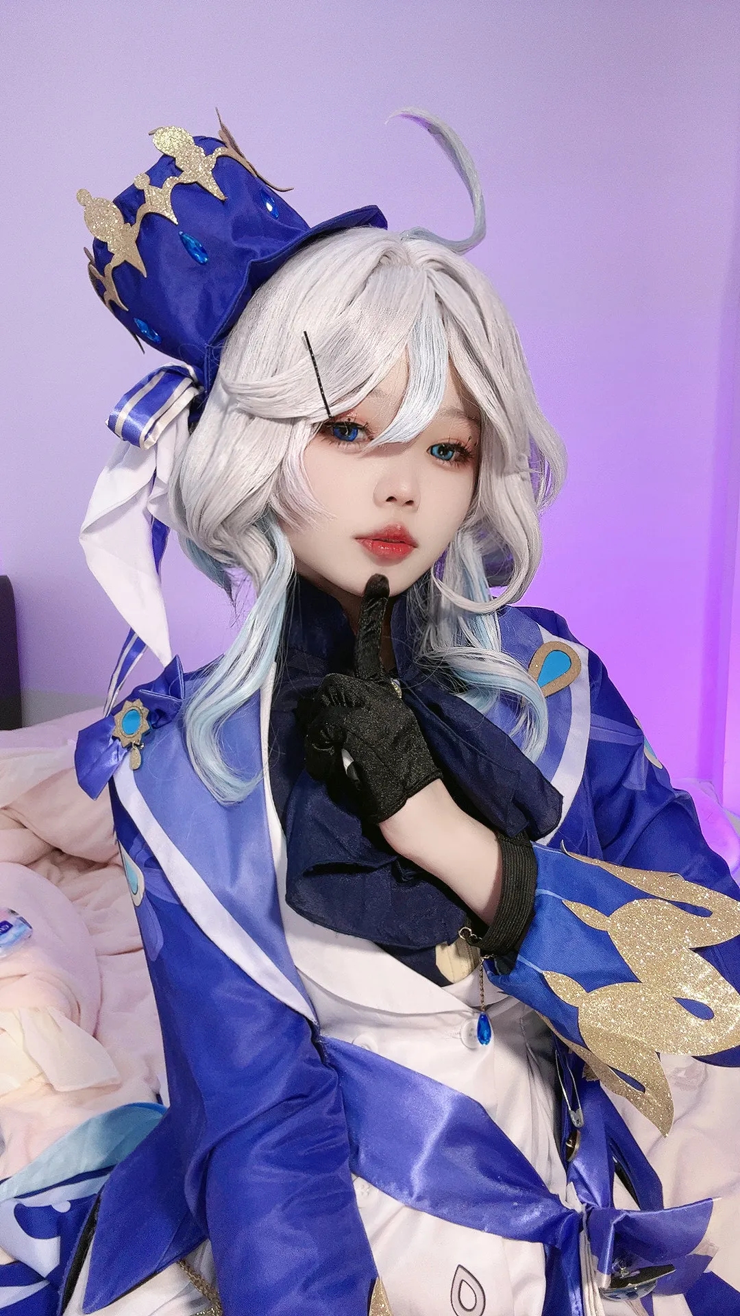 小瑶幺幺 cosplay 海外名称与作品整理 小瑶幺幺角色造型图片,展示蓝白服装、背景色彩和室内光线效果
