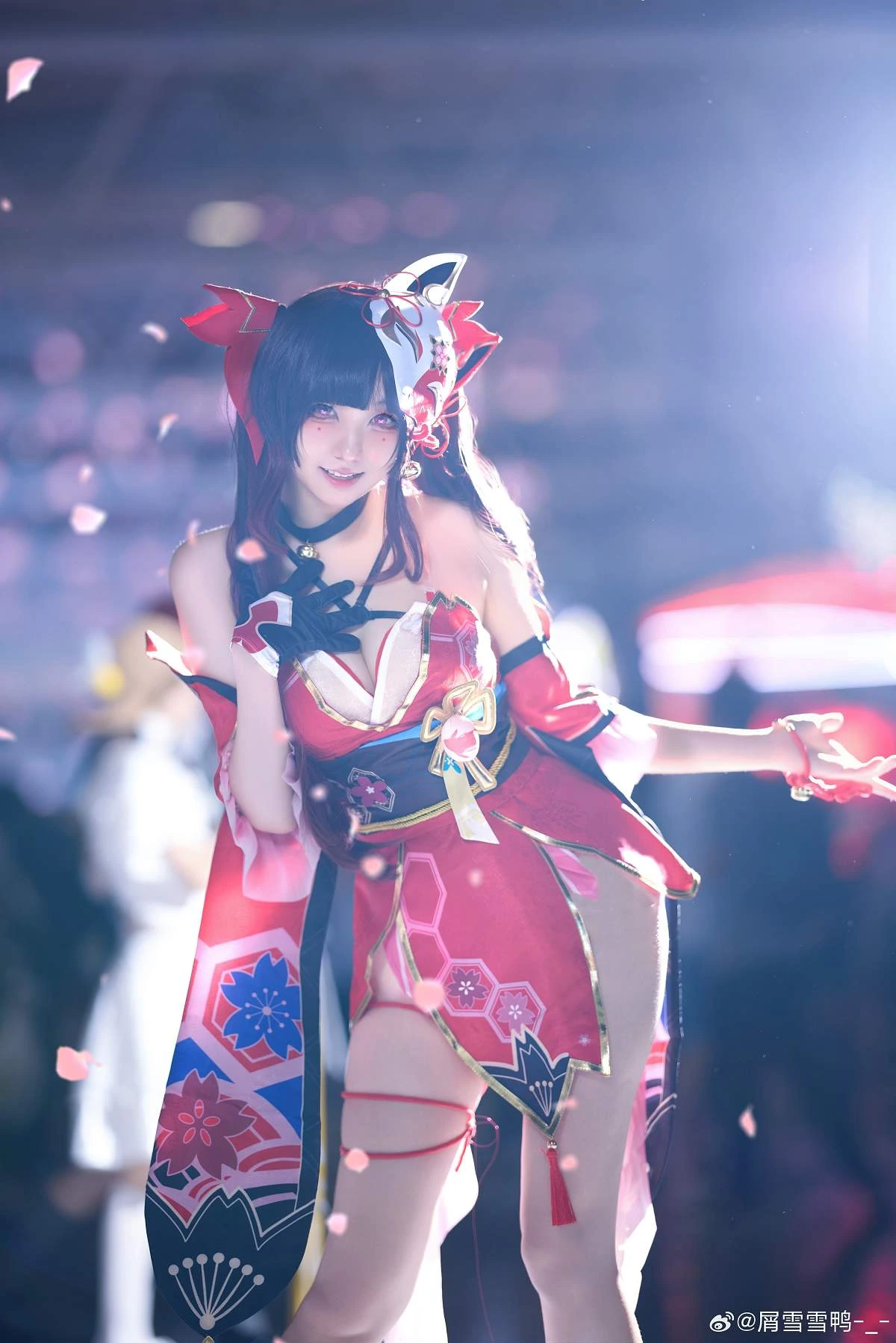 屑雪雪鸭海外名称识别与Cosplay作品 屑雪雪鸭Cosplay角色造型照片，人物穿着红白配色服装，搭配深色发型和角色装饰，处于带有光线效果的环境中