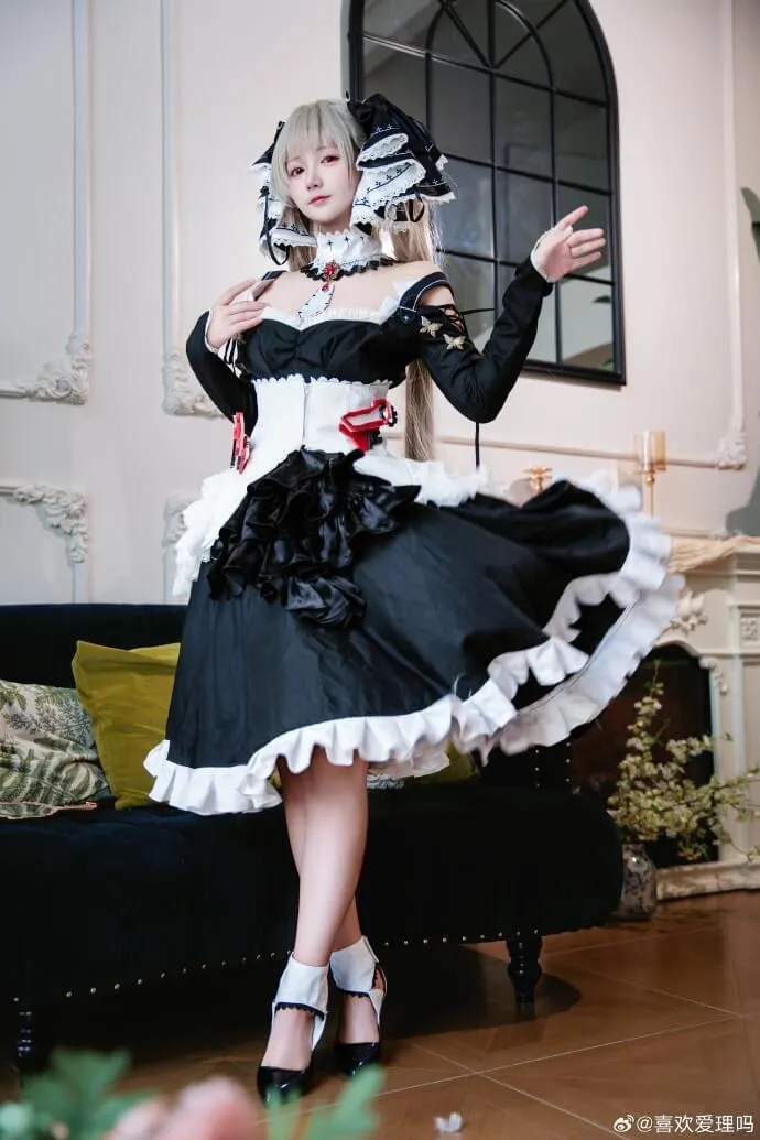 喜欢爱理吗Cosplay作品与海外名称 喜欢爱理吗Cosplay照片,展示黑白礼服、浅色发型和室内背景