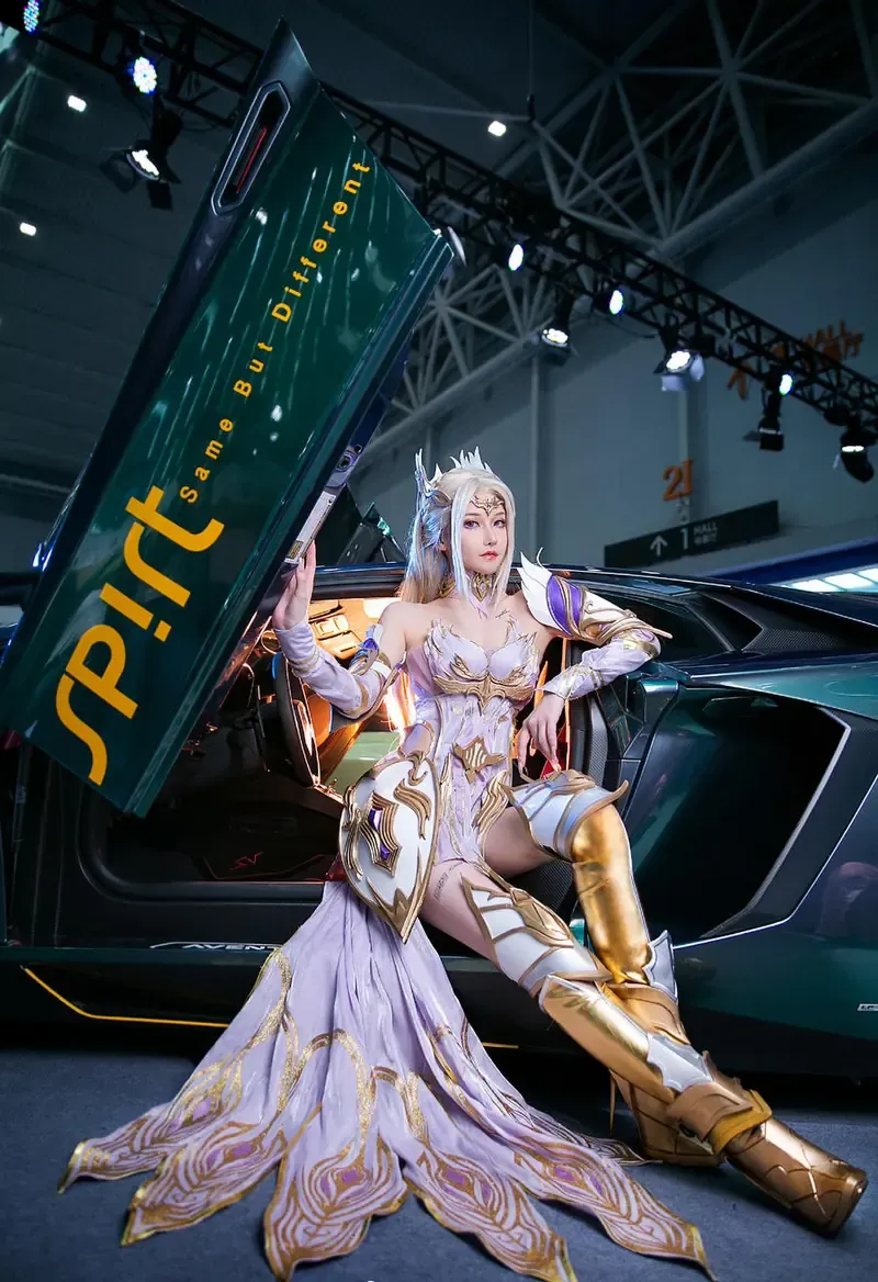 希希gina cosplay 海外名称与视觉 希希gina白色角色服装展会现场照片