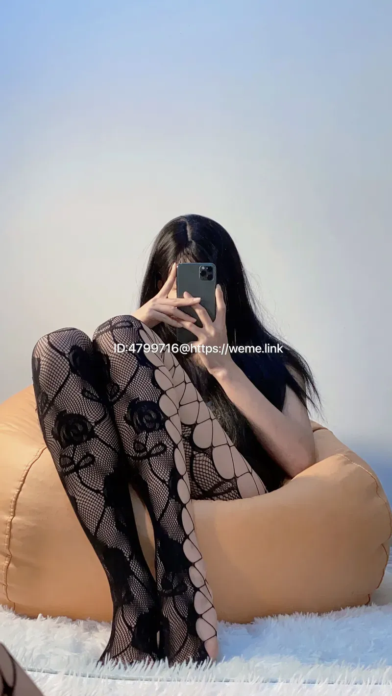 徐绾绾y黑色服装室内坐姿照片
