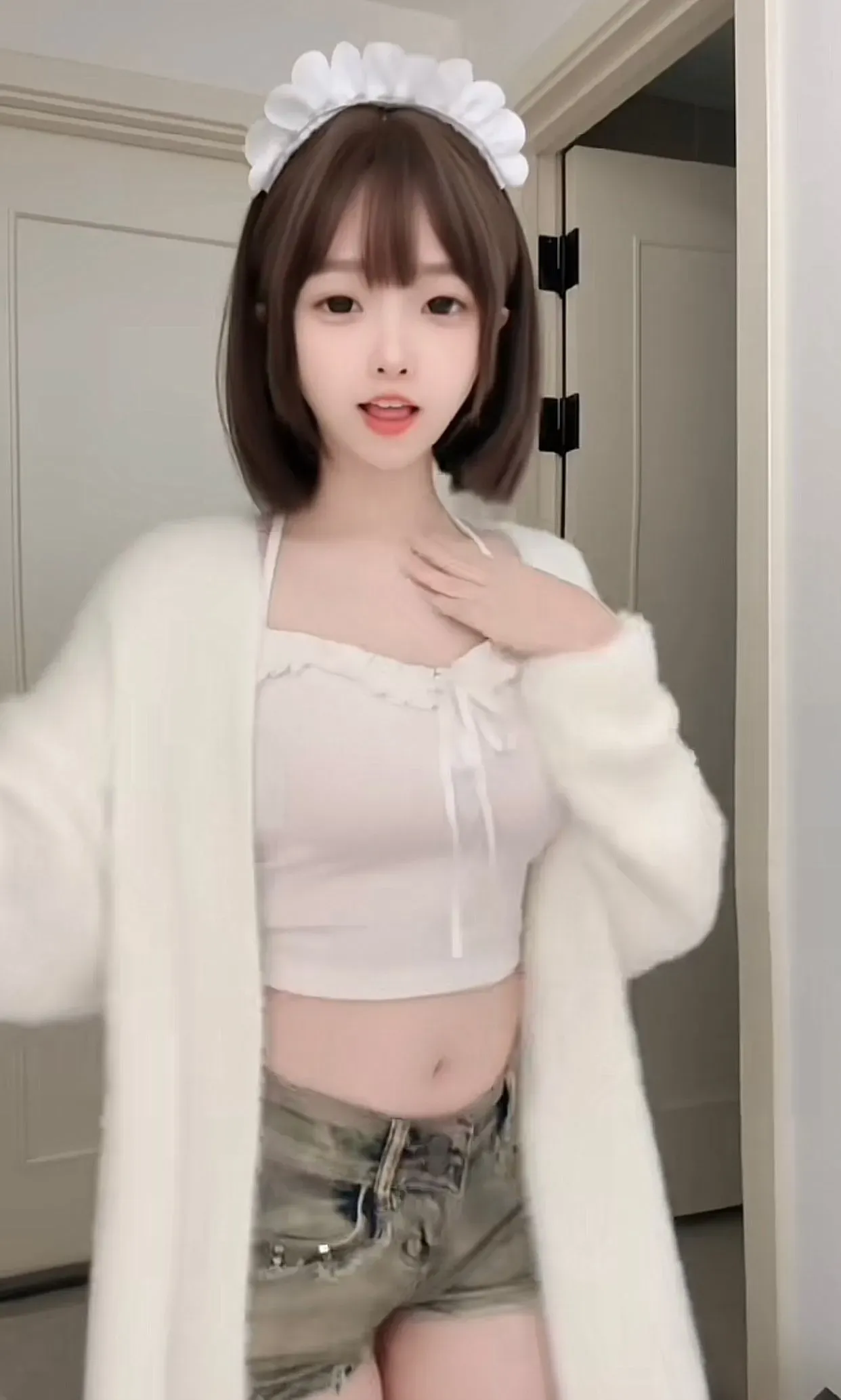 咬一口妃妃酱海外名称与cosplay作品线索整理 咬一口妃妃酱白色服装室内造型