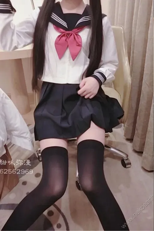 一口幼桃名称识别与别名整理 人物穿白色海军领上衣、红色领结和黑色百褶裙,坐在室内椅子上