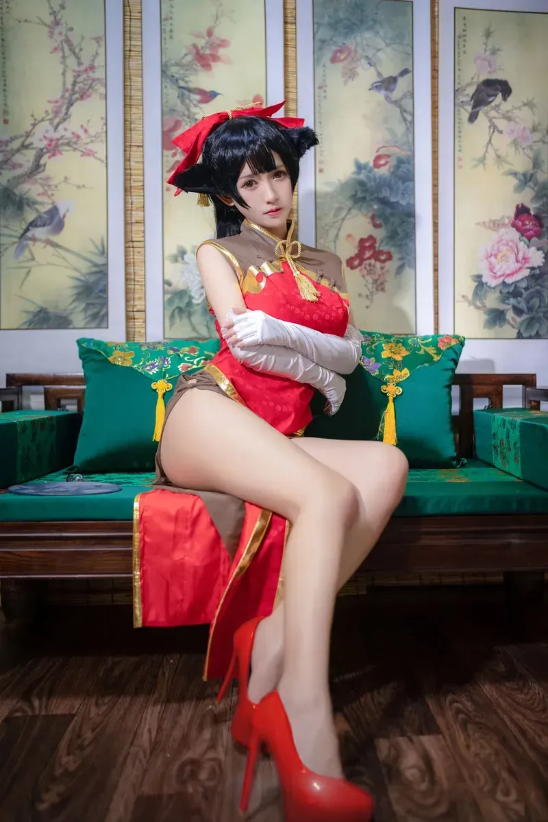 一千只猫薄禾 cosplay 海外名称与作品整理 红色服装角色造型图片，人物坐在室内空间中