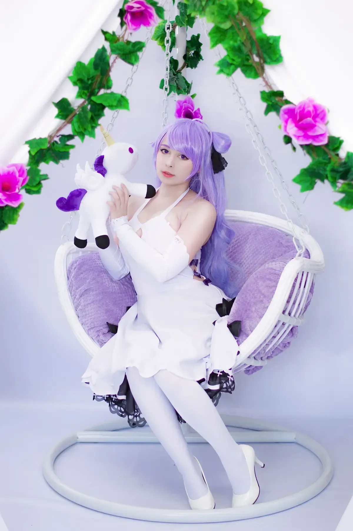 一千只猫薄禾 cosplay 海外名称与作品整理 紫色长发白色服装造型图片，人物位于装饰空间中