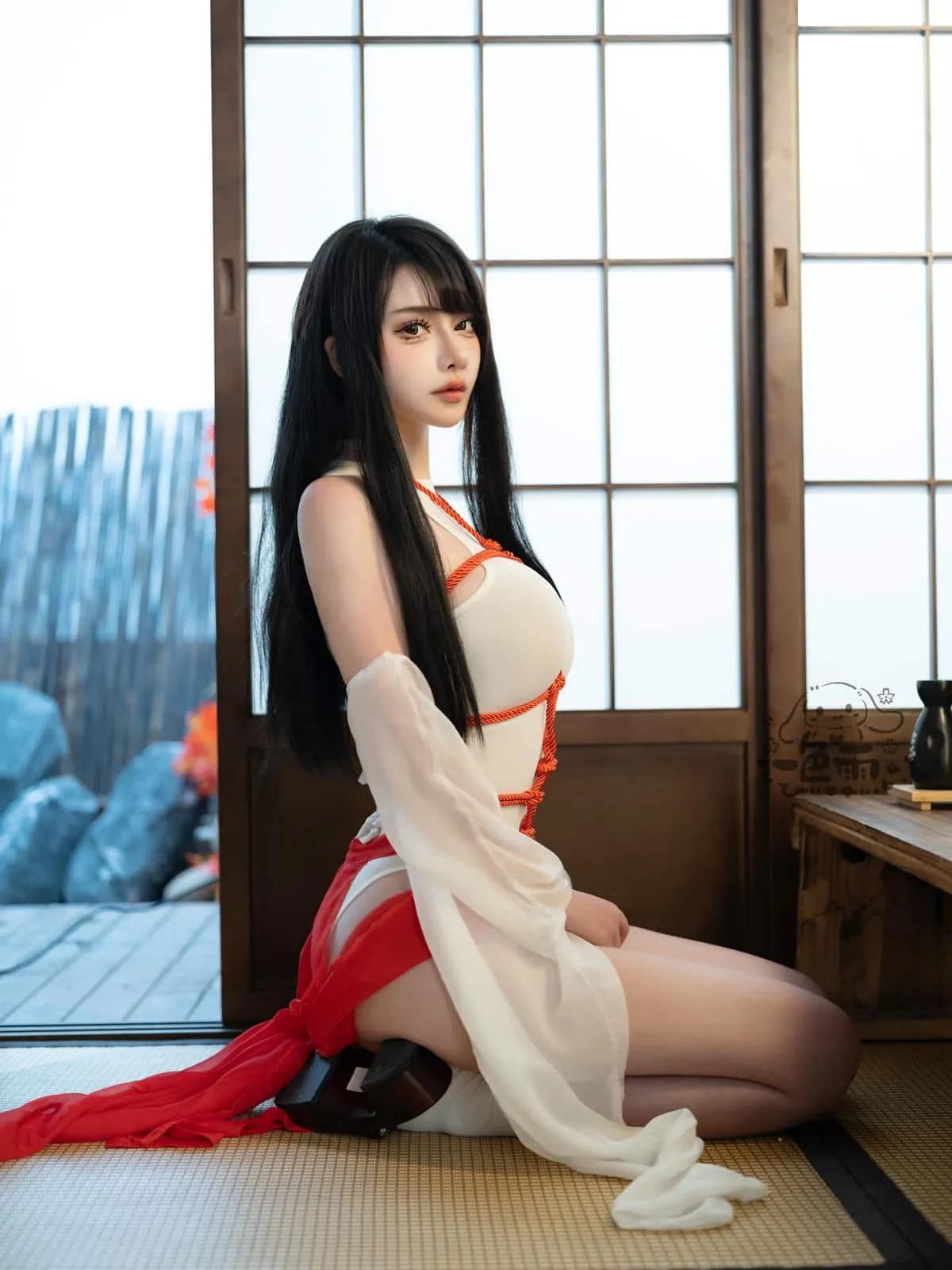 一色雨 cosplay海外名称与写真 一色雨黑色长发与红白服装搭配的室内写真画面