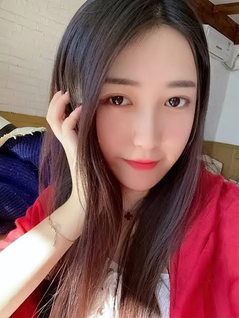 一只哈比猪海外名称 一只哈比猪室内近距离照片，人物穿红色服装，展示面部与发型细节