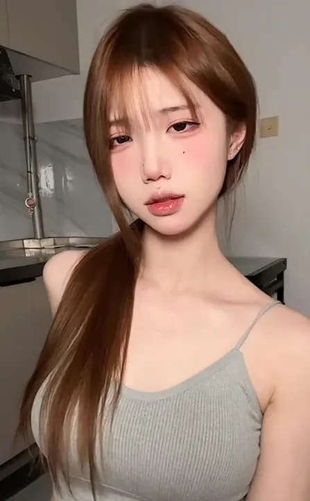 yoke海外Coser yoke近距离自拍浅色服装室内场景照片