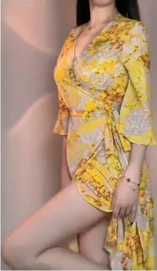 御女茉莉(嗲茉) cosplay视觉导读与名称 御女茉莉(嗲茉)黄色印花裙装长发造型