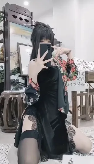 御女茉莉(嗲茉) cosplay视觉导读与名称 御女茉莉(嗲茉)黑色服装室内自拍造型