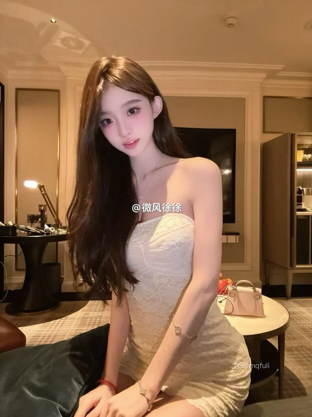 崽崽nana cosplay视觉导读与海外名称 崽崽nana浅色服装室内造型照片