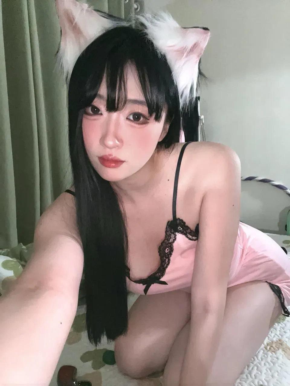 壮壮姐姐公开图片中的猫耳元素、黑色发型和近距离自拍场景