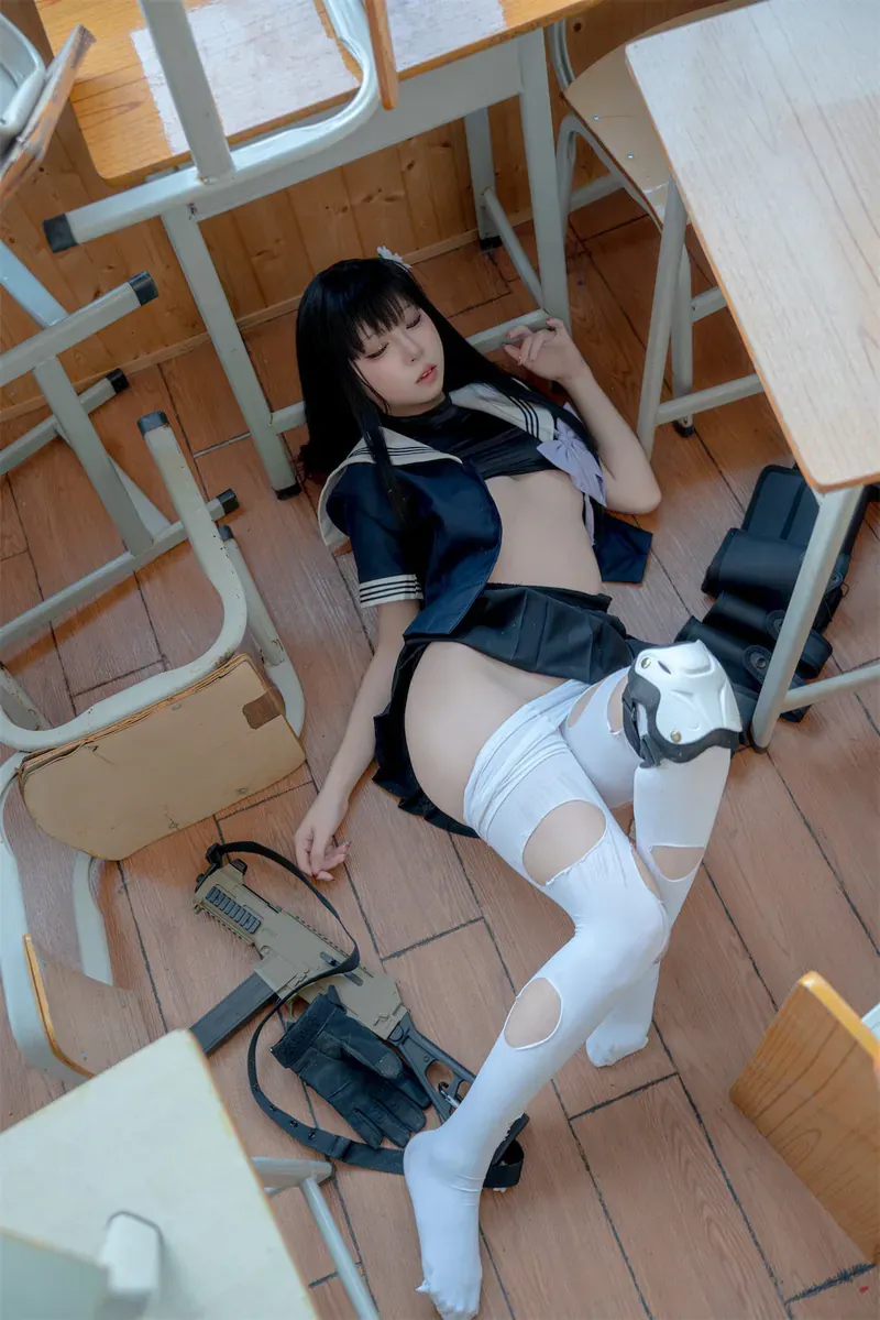 纸悦etsu_ko身着深色水手服制服与战术护具仰卧于木质地板