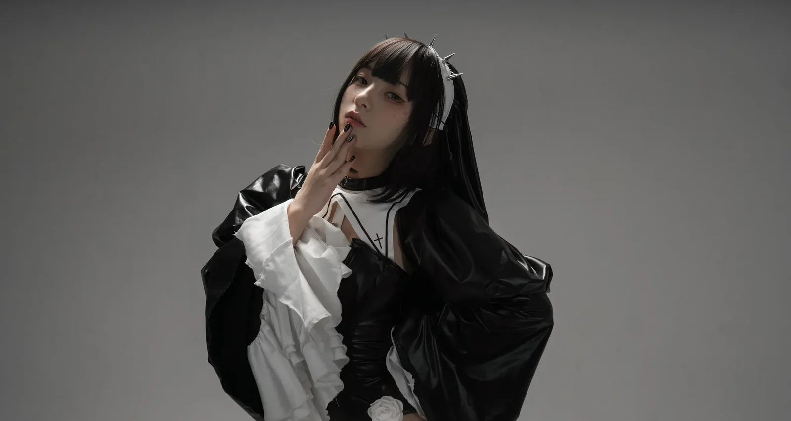 佩戴尖刺发箍黑白修女服的半身人像