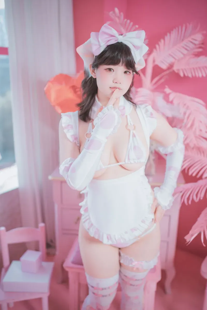 玫桃泡芙 overseas coser资料页与作品整理 玫桃泡芙粉白奶牛纹比基尼围裙写真