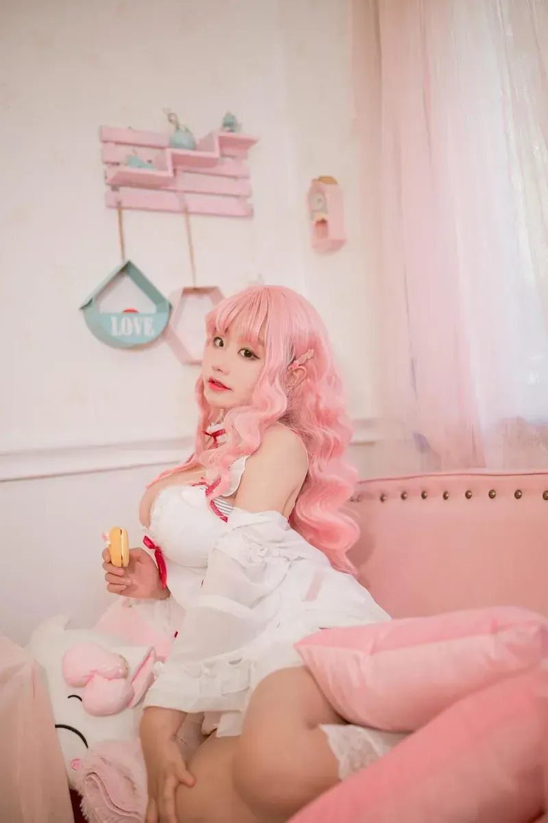 糯美子minibabe身穿白色荷叶边居家服搭配粉色长卷发侧身坐姿