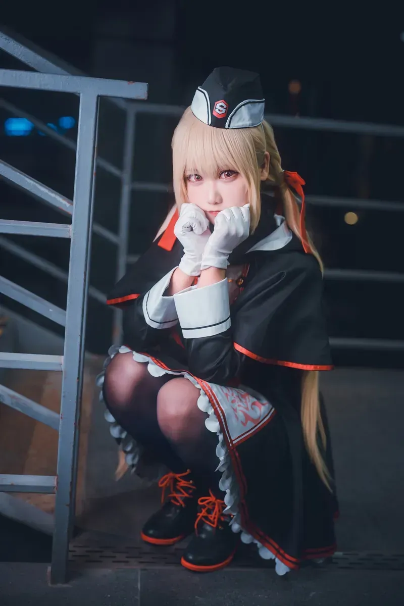 蜜蜜子Kimmie_金色双马尾军警风格制服夜景蹲姿_02