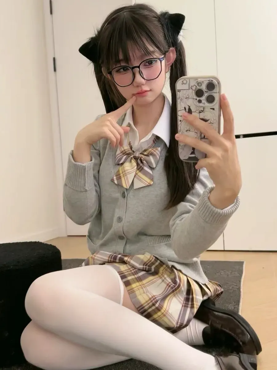 美羊羊桑身穿灰色针织开衫与黄棕格裙对镜自拍