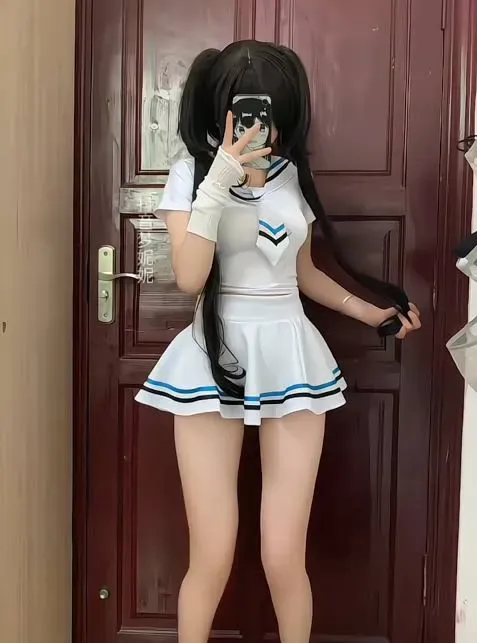 樱狸子海外Coser 樱狸子白色水手服造型公开照片